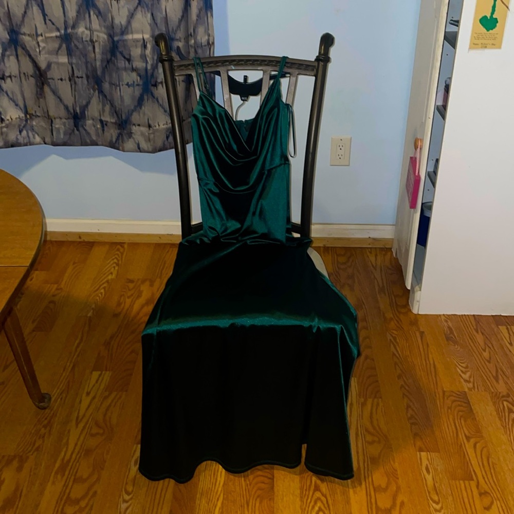 Beautiful emerald green dress, perfect for prom!!